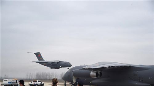 空军出动运-20、伊尔-76、运-9共3型11架运输机 向武汉空运军队支援湖北医疗队队员和物资