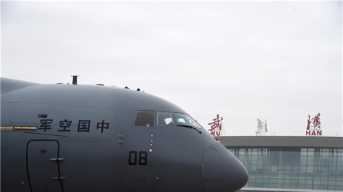 空军出动运-20、伊尔-76、运-9共3型11架运输机 向武汉空运军队支援湖北医疗队队员和物资