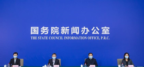 2月20日，国务院新闻办公室在湖北武汉举行新闻发布会，中央指导组成员丁向阳、余艳红组织开展疫情防控工作