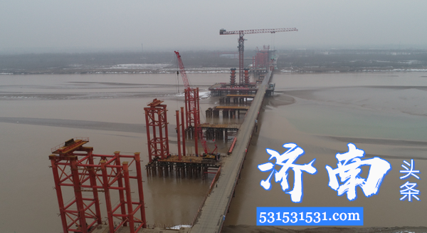 济南城市建设集团有限公司承建的凤凰大桥将于明年年底前通车