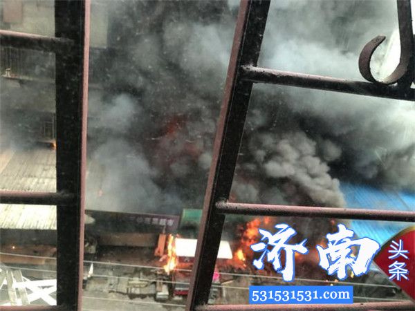 3月7日泉州市区浦西菜市场发生火灾5间店面受损严重