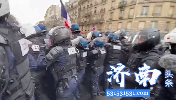 法国800多名黄背心抗议示威者聚集在巴黎市中心举行抗议活动