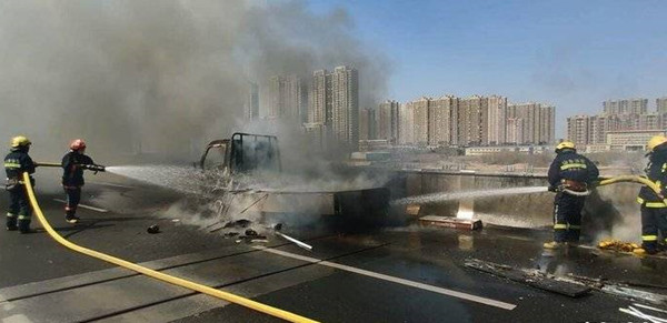 济南青岛路与腊山河东路附近高架上一辆行驶中的小货车突然起火