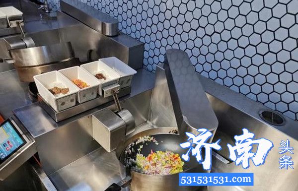 济南一智慧餐厅采用炒菜机器人制作餐食最大限度保证无接触供餐