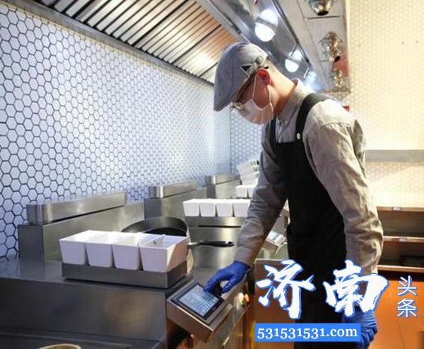 济南一智慧餐厅采用炒菜机器人制作餐食最大限度保证无接触供餐