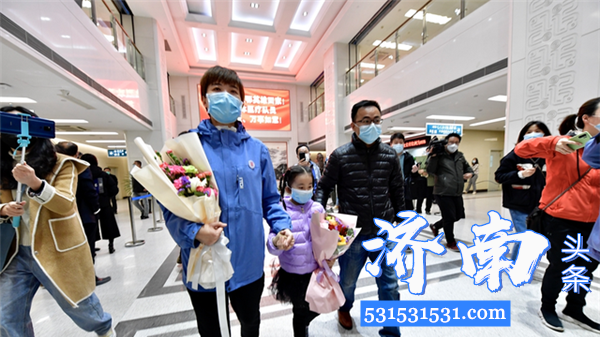 济南市第四、五批援湖北医疗队已经返回的38名队员结束休整从居住酒店返回济南