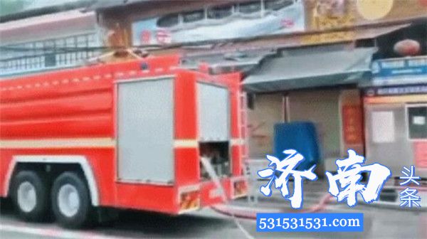 广西南丹县农贸市场发生火灾7名消防队员现场勘查被困