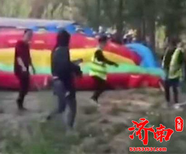 河南焦作孟州市莫沟村一场大风掀翻充气城堡，数名孩子被压