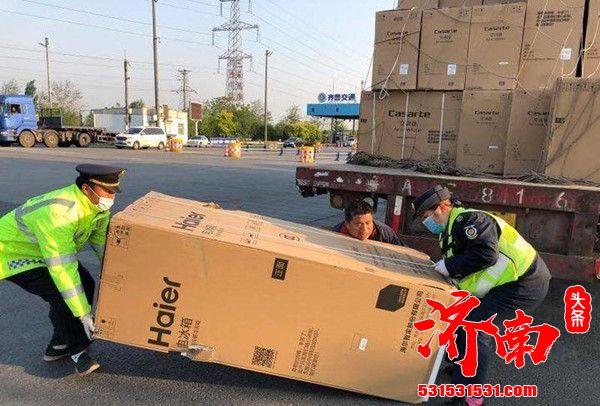 济南绕城高速郭店收费站一辆运输海尔冰箱的大货车出站时冰箱掉了