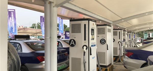  济南市首批36辆新能源纯电动出租车今天在山东通达新能源充电站投入使用