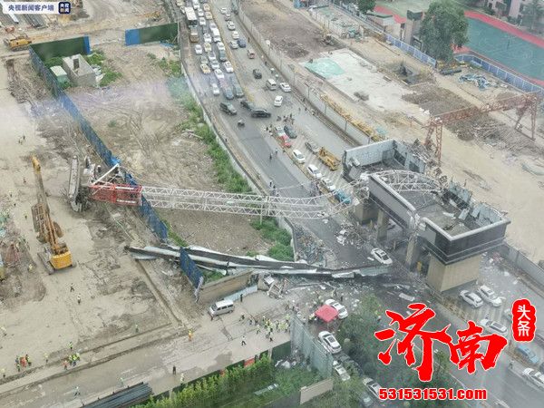 华夏幸福武汉长江中心项目一履带吊侧翻造成2人受伤已送医无生命危险