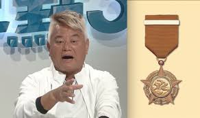 香港艺人陈百祥获铜紫荆星章：我只是做了该做的