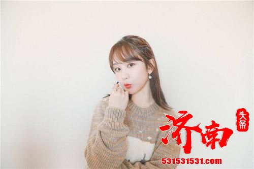 杨紫现身上海机场，长款牛仔外套搭配黑色马丁靴，演绎酷girl风格