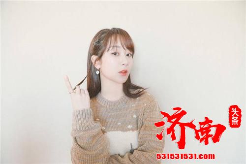 杨紫现身上海机场，长款牛仔外套搭配黑色马丁靴，演绎酷girl风格