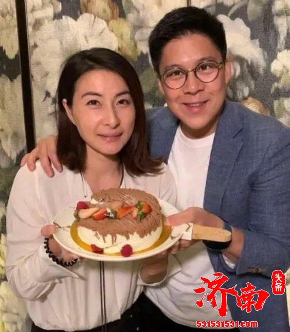 郭晶晶婆婆朱玲玲现身聚会62岁不输年轻名媛 称两儿子不愿被催婚