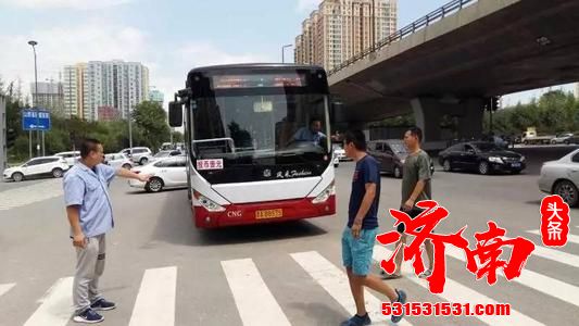 济南公交司机边礼让边喊话，为救护车赢得宝贵时间