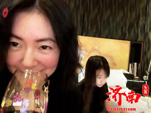 小S酒后素颜自拍脸色红润 与小女儿同框好似姐妹