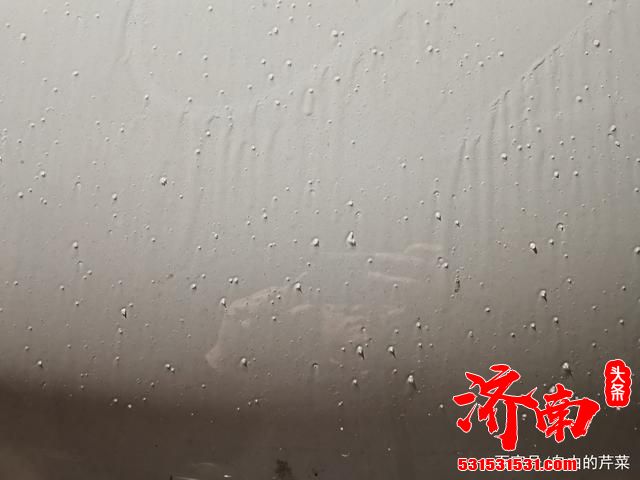 灰蒙蒙的天！笼罩在济南，雪飘过上空