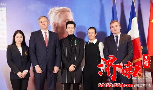 中国演员黄晓明荣获由法国政府颁发的文学艺术骑士勋章