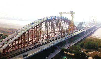 齐鲁黄河大桥主跨拱肋吊装过半