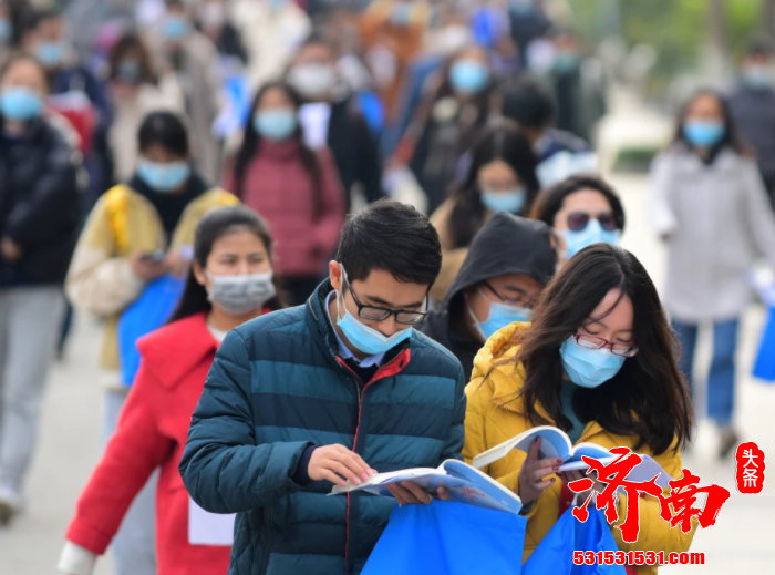 北京市公务员公共科目笔试落下帷幕 近5万考生为了争夺3553个公务员岗位展开了激烈竞争