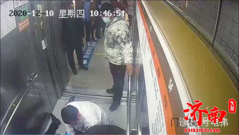 济南男子电梯内心脏骤停，医生跪地施救 患者目前已恢复良好出院回家，家属特制锦旗送医院