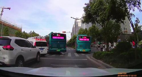暖心！济南公交闯红灯礼让救护车，市民致电点赞