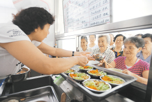 济南明年投资1.6亿，“扩建”老年食堂 鼓励餐饮店建老年人窗口 探索移动车进社区送餐