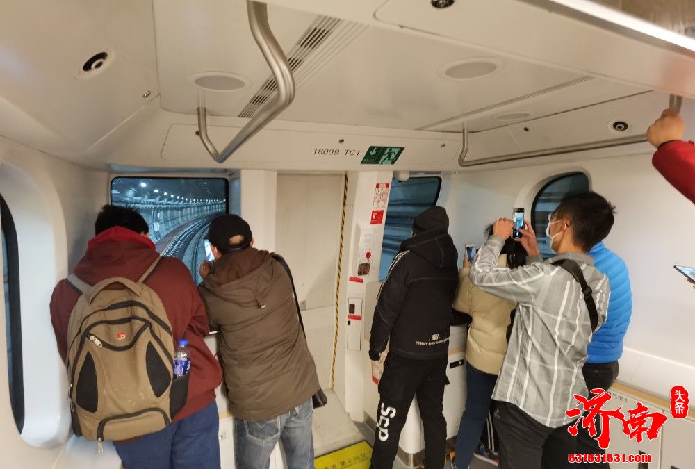 上海地铁最高等级无人驾驶线路开行 乘客们一起来打卡尝新吧