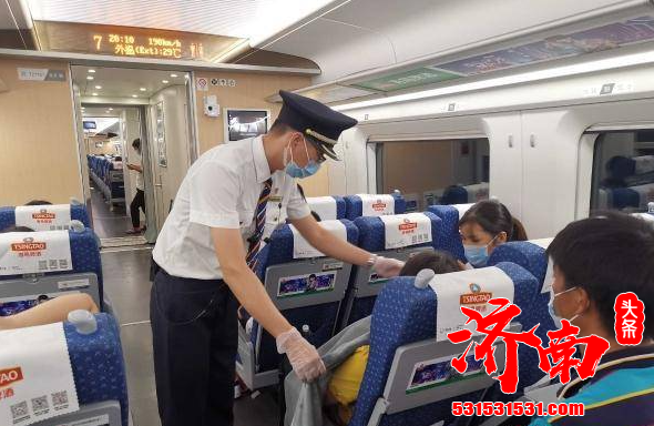 民警提醒如果乘客在乘车的时候发现自己坐过站 可以及时寻求列车长的帮助