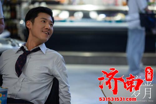 演员王骁在热播剧《流金岁月》中，一副意气风发的职场精英形象