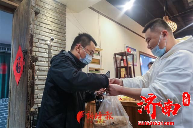济南新世界中华名优美食城一家店让30余名异乡人吃免费饺子 让他们感受到温暖