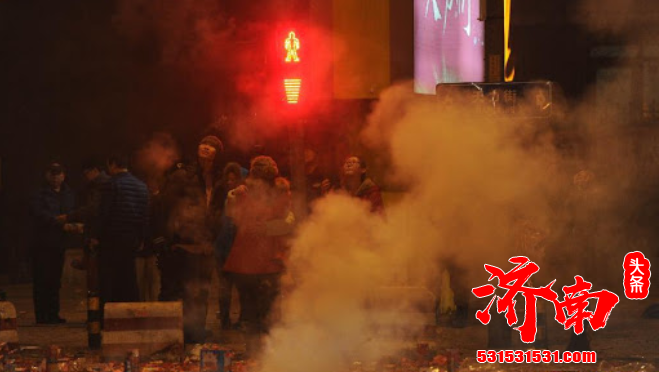 随着春节的到来 烟花爆竹集中燃放进一步加重了空气污染的程度