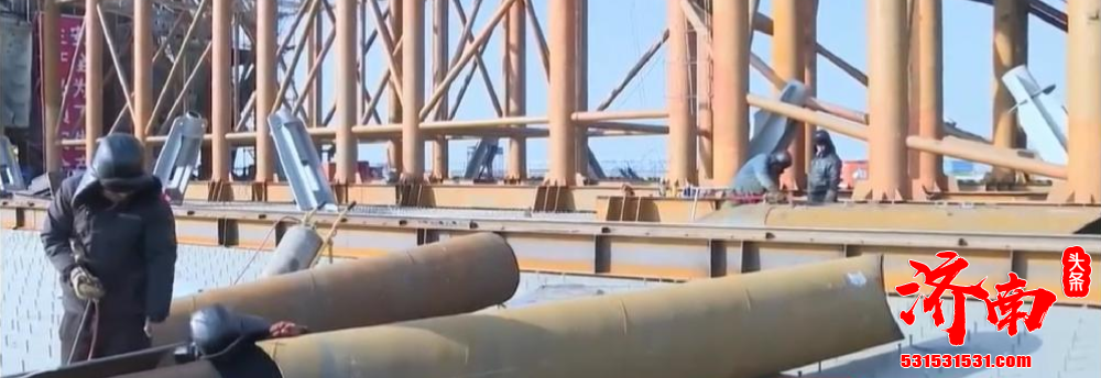 齐鲁黄河大桥是济南市携河北跨的重要基础设施 工人们都是24小时不停施工