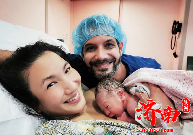 郑佩佩女儿原子惠在微博分享了产子的喜讯，并晒出了一家三口的合照