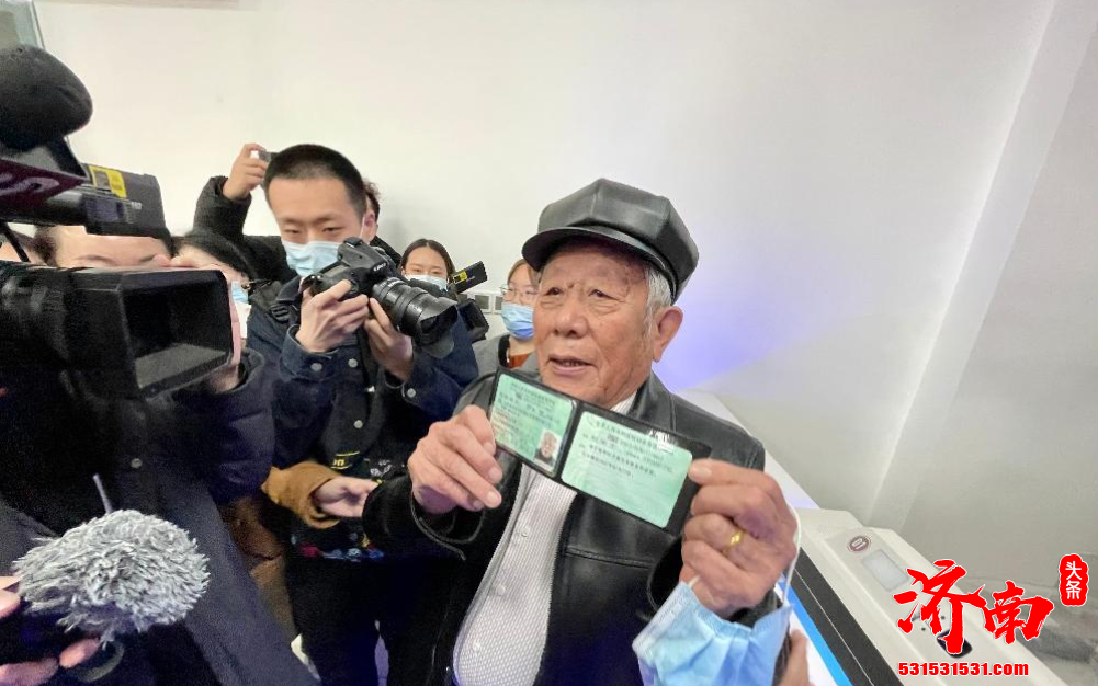 济南83岁的赵家生老人成功领到自己的驾驶证 成为驾考取消年龄限制后 济南第一个成功考取驾驶证的高龄考生