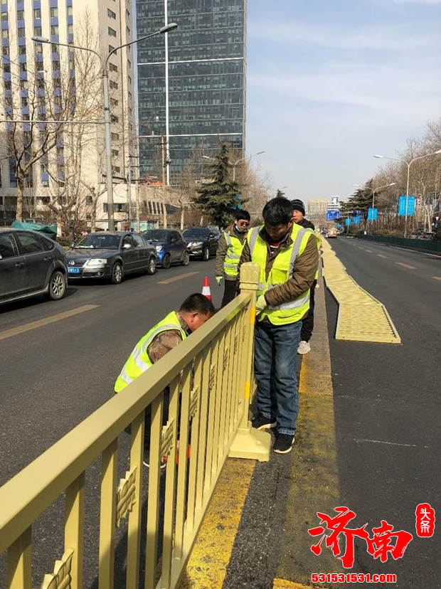 在济南历山路看到工作人员正在安装道路中央隔护栏 隔离开南北通行车辆 规范随意掉头车辆