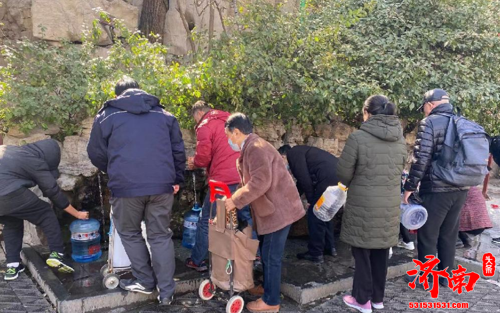 阳光明媚的济南略显寒意 黑虎泉边打水的市民依旧络绎不绝