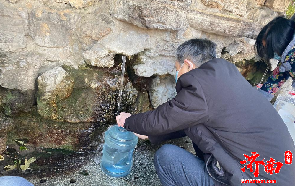 阳光明媚的济南略显寒意 黑虎泉边打水的市民依旧络绎不绝