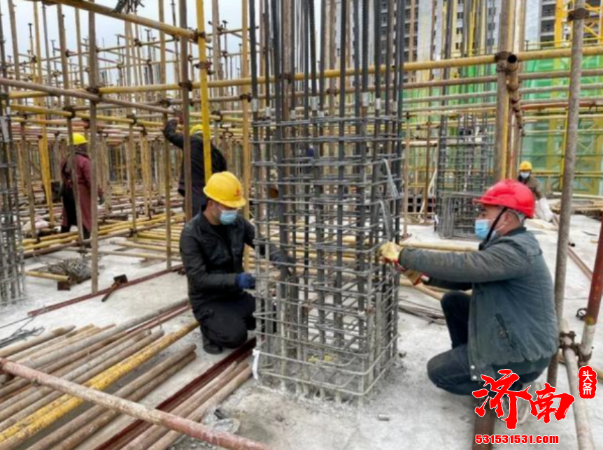 济南市章丘区安置房建设工地呈现出一派忙碌景象 正在加速苏醒的安置房工地作业