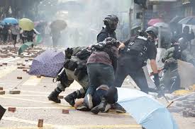 香港警拘捕11人，他们涉嫌与前年11月香港理工大学发生的暴力冲突事件有关