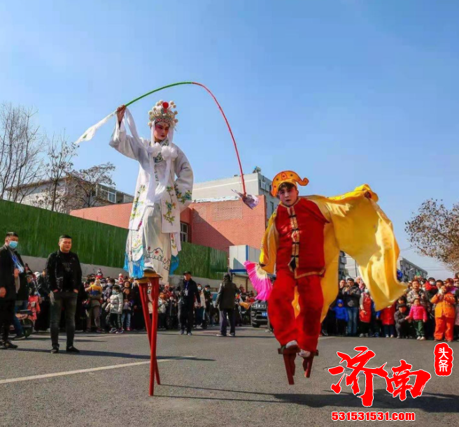 济南的西关高跷在网上火起来了 随着火起来的还有济南话而立 是说:这个高跷真牛