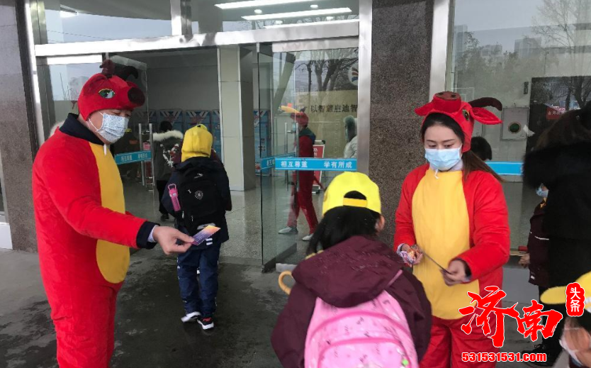 伴随一场春雪 济南中小学生迎来开学 多所学校牛气满满 花样迎接学生开学