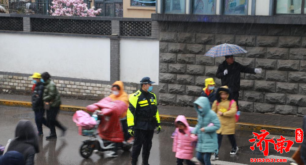 济南中小学陆续报到返校 随着整体开学 市区高峰时段交通流量明显增高 压力增大