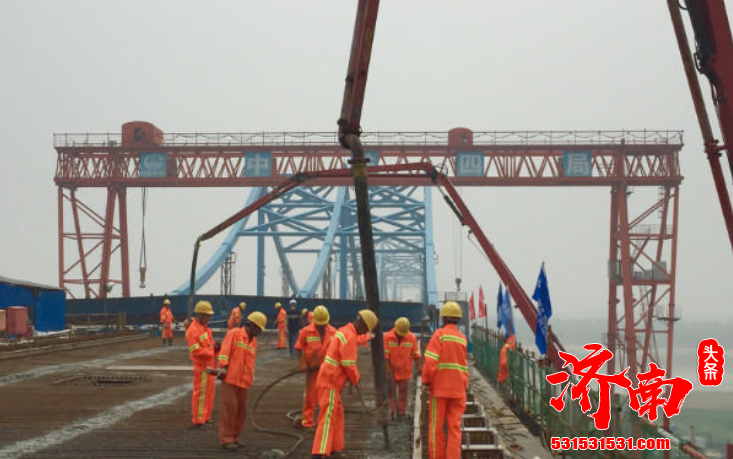 中交二公局承建的济南齐鲁黄河大桥主桥420米跨拱肋顺利合龙 项目如期完工打下了坚实的基础