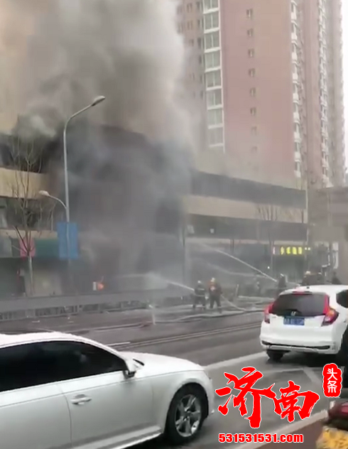 济南一面店发生煤气罐泄露爆燃