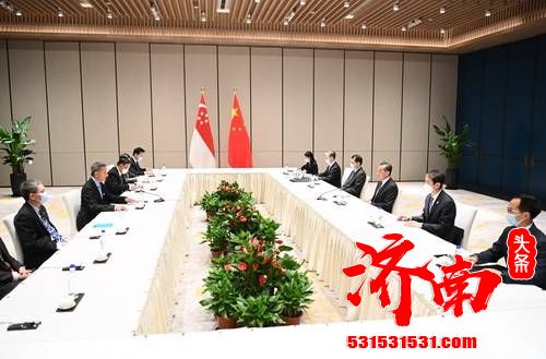 国务委员兼外长王毅与新加坡外长维文举行会谈