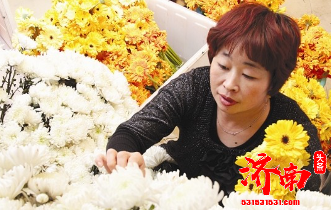 文明祭扫深入人心 越来越多的市民选择用鲜花寄托哀思 菊花比去年清明贵一倍