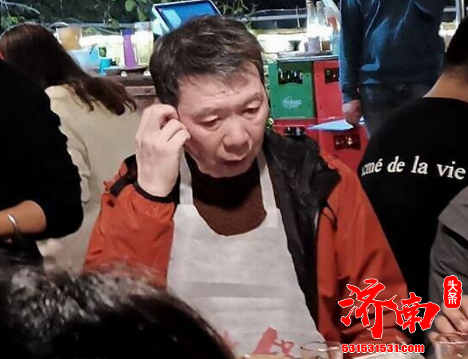 冯小刚吃火锅被偶遇 亲切与粉丝合影毫无架子