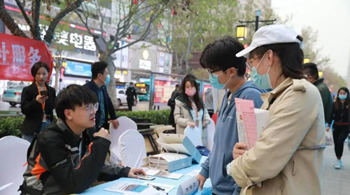 由济南市历下区人力资源和社会保障局主办的“职约历下 职等您来”招聘活动在泉城路启动